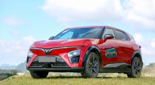 VinFast VF 7 bứt phá dẫn đầu SUV hạng C trong tháng 3/2026, vượt mặt 'lão làng' Mazda CX-5